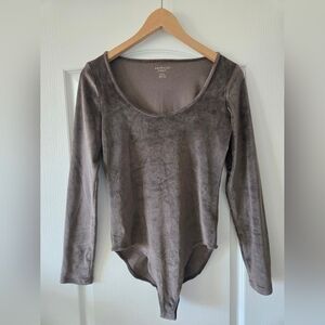 American Eagle long-sleeve scoop-neck velvet bodysuit - Brown/taupe color